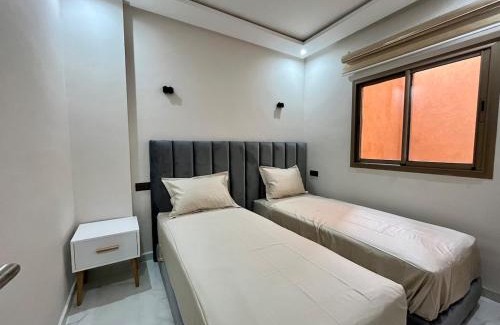 Camp El Ghoul Apartment | Modern Stay 3 bedroom City Center with Balcony