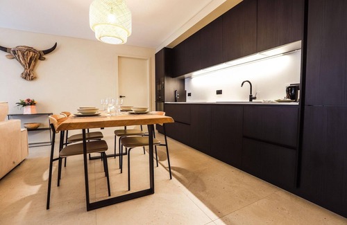 Bohon Apartment | Modern Stay with Hot Tub