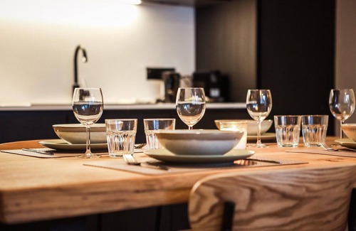 Bohon Apartment | Modern Stay with Hot Tub