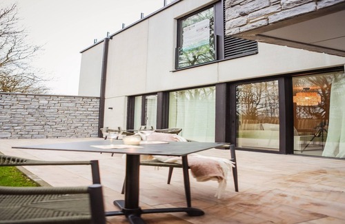 Bohon Apartment | Modern Stay with Hot Tub