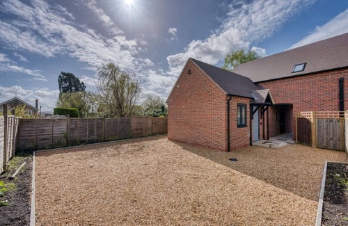 Priors Marston Apartment | Modern Stockton Studio Room, Free WiFi & Parking