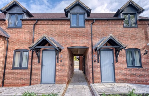 Priors Marston Apartment | Modern Stockton Studio Room, Free WiFi & Parking