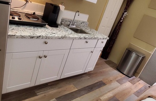 Farmington Glen Apartment | Modern Studio /2 min from Phoenix Raceway & 12 min from State Farm Stadium!*