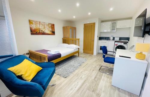 Kenilworth Apartment | MODERN STUDIO APARTMENT, PRIVATE- DRIVEWAY PARKiNG
