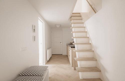 Oud-Zuid Apartment | Modern studio apartment next to Vondel Park - Check Profile