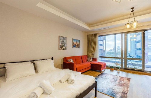Maslak Apartment | Modern Studio Apartment with Fascinating City View in Sariyer