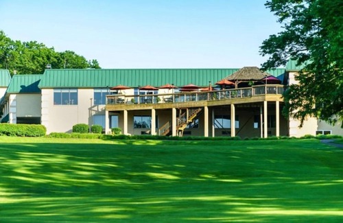 Cheat Lake Apartment | Modern Studio at Lakeview Golf Resort w Pool