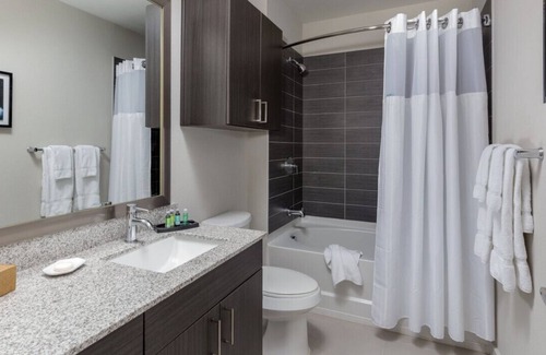 Civic District Resort | Modern Studio Dlx at Wyndham Austin. Prime Location, Rooftop Pool - Sleeps 4