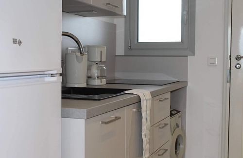 Villeneuve Loubet Beach Apartment | Modern studio, 2 sleeps, air-conditioned with parking in Villeneuve Loubet Plage