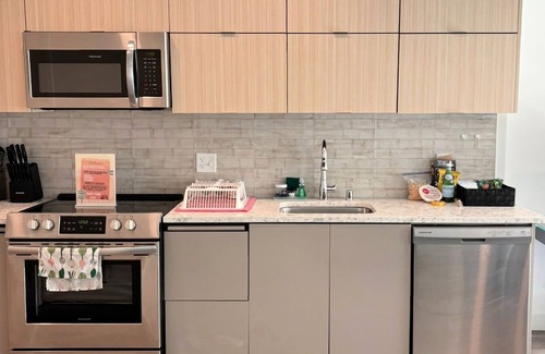 Wilshire Center House | Modern Studio Haven with fitness room and WiFi in brilliant KTown Los Angeles