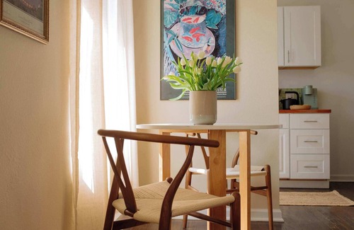 Beachwood Canyon Apartment | Modern Studio in Beachwood Canyon