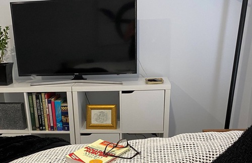 Daylesford House | Modern Studio in quiet street near town centre