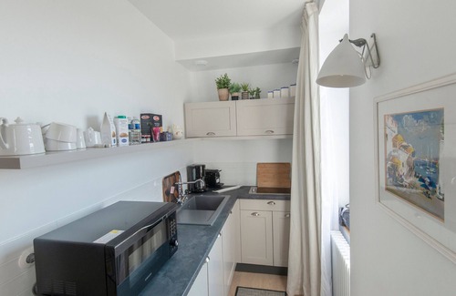 Sauzon Apartment | Modern studio in Sauzon with kitchenette and Wi-Fi