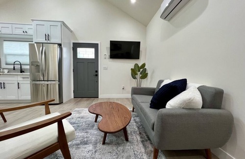 Los Angeles Apartment | Modern Studio minutes to downtown LA