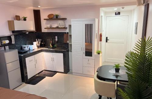 Pasay Apartment | Modern Studio near LRT, MOA & Star City in Pasay