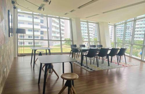 Matandang Balara Apartment | Modern Studio w 55 inches 4K Smart TV, Pool, and More