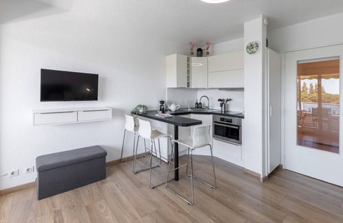 La Petite Motte Apartment | Modern Studio with Pool View and Free Parking