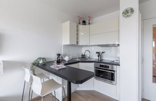 La Petite Motte Apartment | Modern Studio with Pool View and Free Parking