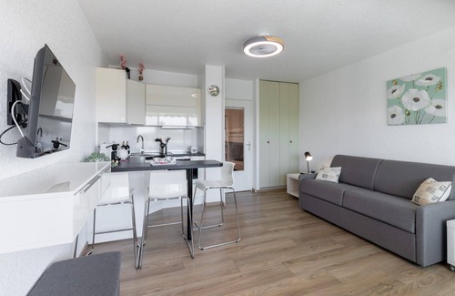 La Petite Motte Apartment | Modern Studio with Pool View and Free Parking