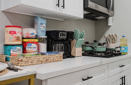 La Presa Apartment | Modern Studio w King Bed, Full Kitchen, Gated Yard