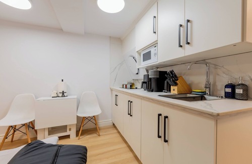 Cote-Des-Neiges—Notre-Dame-De-Grace Apartment | Modern Studio w/Patio & BBQ | Parking Included