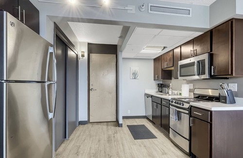 Downtown Des Moines Apartment | Modern Studio - walk to Wells Fargo Arena
