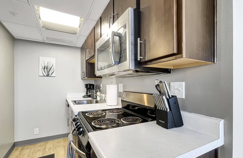 Downtown Des Moines Apartment | Modern Studio - walk to Wells Fargo Arena