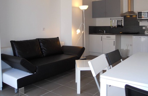 La Madeleine Apartment | modern studio with south-facing terrace, WiFi, 700 m to the beach, all shops