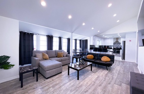 Winnetka House | Modern Style 4-Bedroom Home with Jacuzzi