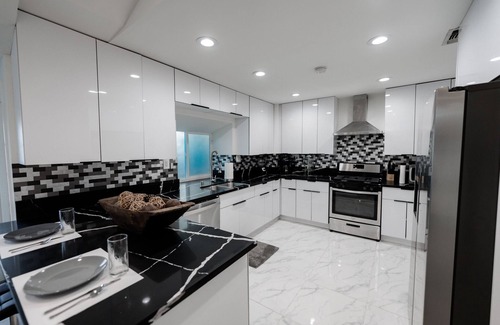 Winnetka House | Modern Style 4-Bedroom Home with Jacuzzi