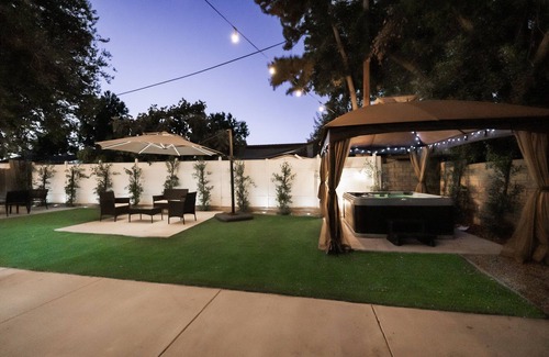 Winnetka House | Modern Style 4-Bedroom Home with Jacuzzi