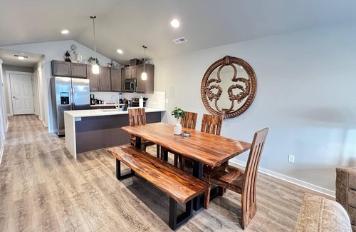 Spokane Valley House | Modern Style, KING bed, Free Wi-Fi, with Garage!