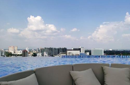 Chang Khlan Apartment | Modern style room with sky pool 古城边天际泳池公寓