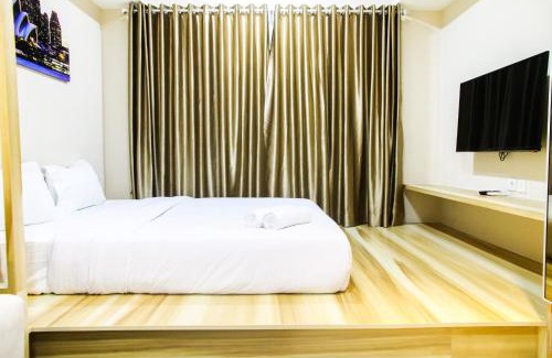 Cikarang Apartment | Modern Style The Oasis Studio Apartment with Comfortable Sofa By Travelio