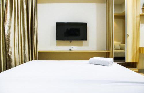 Cikarang Apartment | Modern Style The Oasis Studio Apartment with Comfortable Sofa By Travelio