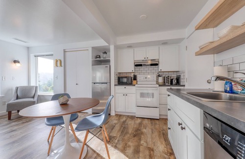 Gig Harbor House | Modern, stylish guesthouse with views of Mt. Rainier & Gig Harbor