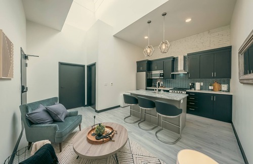 Logan Apartment | Modern Suite ~ Above Starbucks ~ Fast Wi-fi