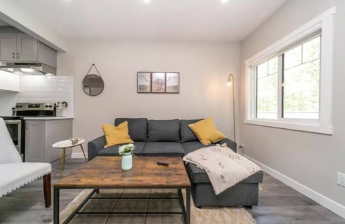 West Edmonton House | Modern Suite - Long Stays - Free Parking - WiFi - NFLX