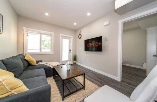 West Edmonton House | Modern Suite - Long Stays - Free Parking - WiFi - NFLX