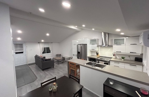 Sutton Condo | Modern suite near the mountain