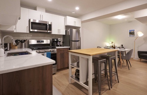 Edmonton Apartment | Modern Suite Near West Edmonton Mall & Rivercree