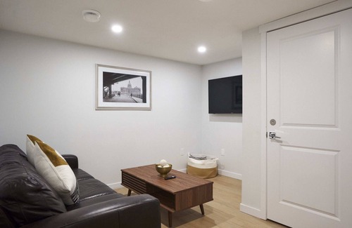 Edmonton Apartment | Modern Suite Near West Edmonton Mall & Rivercree