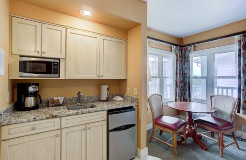Northeast Virginia Beach Apartment | Modern Suite w/WiFi, Resort Pool, Gym, Bar & Beach Access