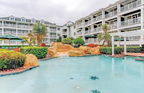 Northeast Virginia Beach Apartment | Modern Suite w/WiFi, Resort Pool, Gym, Bar & Beach Access