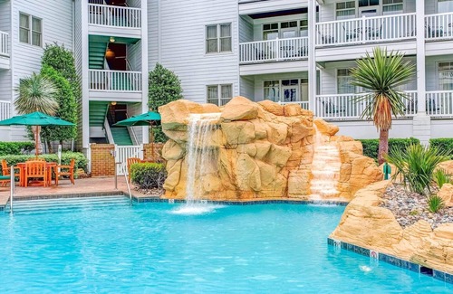 Northeast Virginia Beach Apartment | Modern Suite w/WiFi, Resort Pool, Gym, Bar & Beach Access