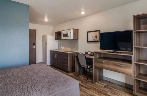 Lowell Hotel | Modern Suite with Full Kitchen Near Pinnacle Promenade and Shiloh Memorial Park