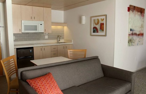 Sunnyvale Apartment | Modern Suite with Kitchen