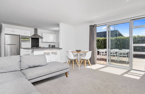Martinborough House | Modern, sunny home away from home