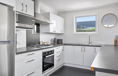 Martinborough House | Modern, sunny home away from home