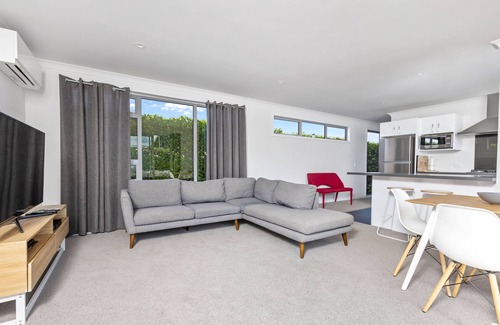 Martinborough House | Modern, sunny home away from home